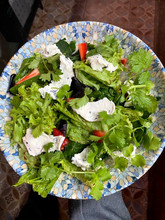 Салат с мягким сыром, клубникой и реганом